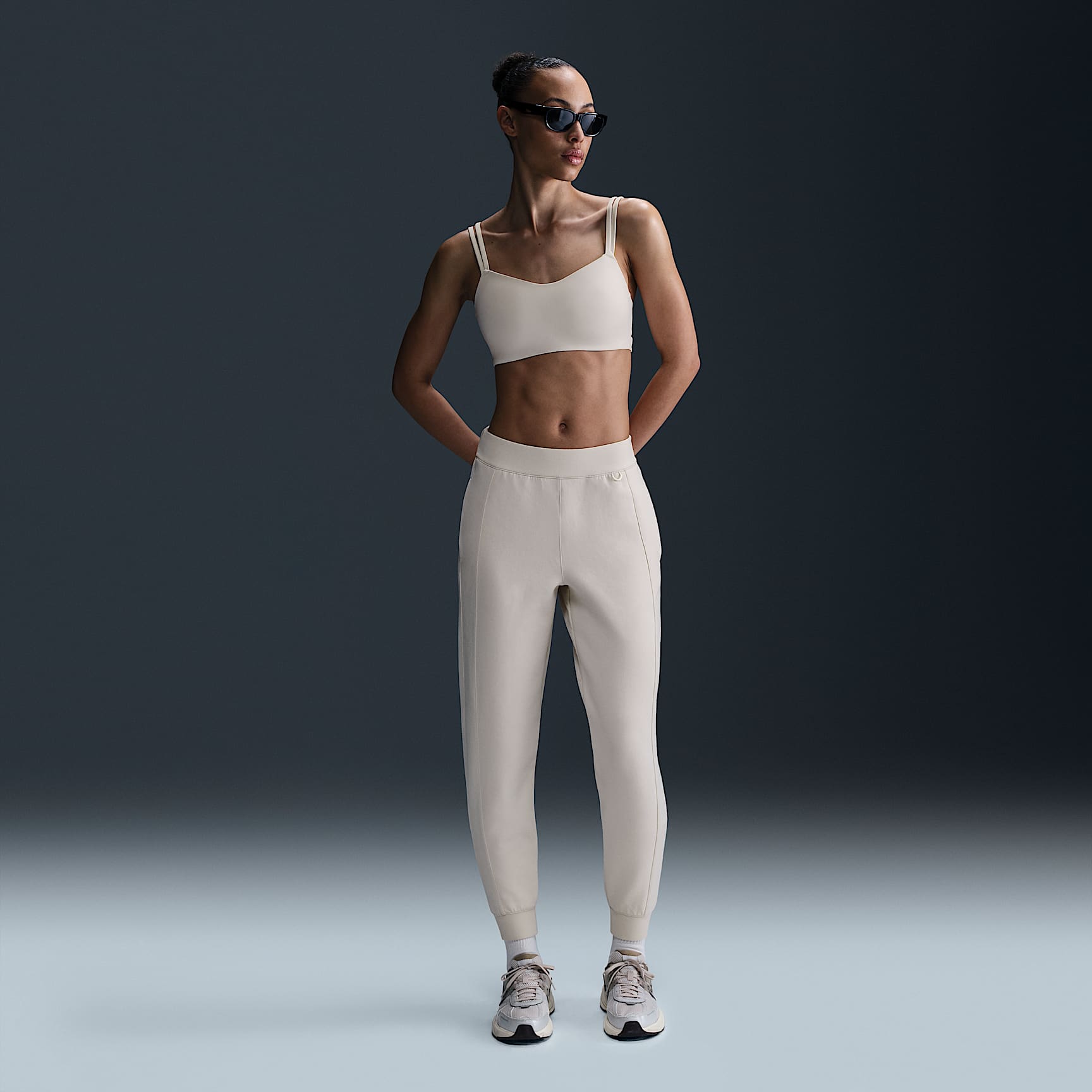 フィジーセブンスジャージ Nike 24.7 ImpossiblySoft Women's Dri-FIT Mid-Rise Joggers. Nike RO